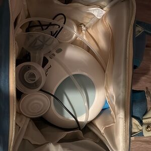 White Breast Pump with Accessories